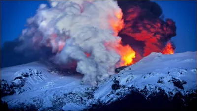 Quel volcan parmi ces 4 n'est pas un volcan d'Islande ?
