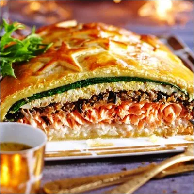 Quel plat de la gastronomie russe est un p&acirc;t&eacute; de poisson servi chaud ?