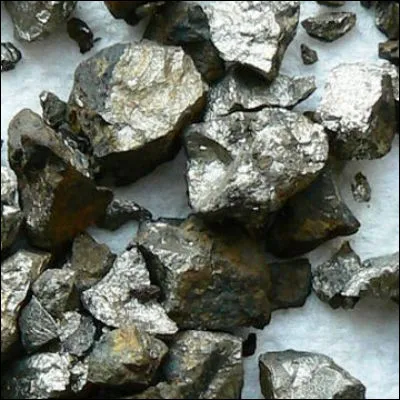 Quel minerai de fer est tr&egrave;s utilis&eacute; pour la fabrication d'acide sulfurique ?