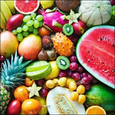 Quel grosse baie tropicale ronde, ovale ou en forme de poire est l'un des fruits les plus riches en calcium et en vitamine C ?