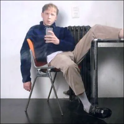 Quel chanteur a sorti son premier album, "Cure", en 2018 ?