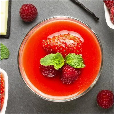 Quel dessert italien &agrave; base de cr&egrave;me, de lait, de sucre et de g&eacute;latine est g&eacute;n&eacute;ralement servi avec un coulis de fruits rouges ?