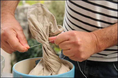 Que fait cette personne sur la photo ?