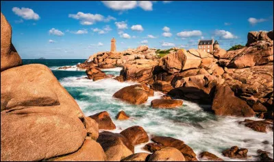 Sur cette photo, nous pouvons voir la magnifique Côte de granite rose. Où pouvons nous l'observer ?