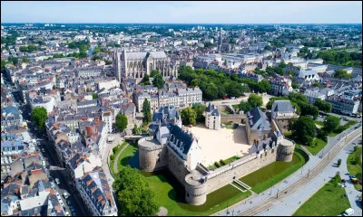 Voici une photo de la ville de Nantes. Cette ville fait-elle partie de la Bretagne ?