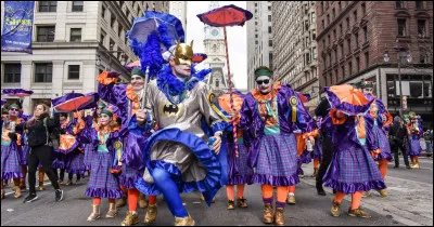 ''Mummers' Dance'' : La Mummers Parade est une manifestation qui a lieu chaque année dans une grande ville américaine qui n'est PAS la capitale de l'État où elle se trouve. Quel est son nom ?