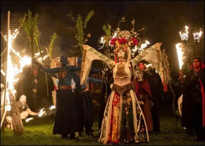 ''Huron 'Beltane' Fire Dance'' : Beltane est une fête celtique qui tombe à la même date qu'un jour férié importé des États-Unis. Quel est ce jour ?