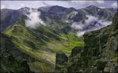 Les Celtes sont là vers - 500 et seront conquis par les Romains (-128) : la région est déjà convoitée pour ..., notamment sur le versant nord du pic .... tout proche !