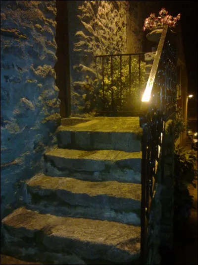 Accueillir : un trait d'ici... un trait d'union. Une amie, originaire d'Iran, se pose sur un banc du village, bien décidée à tailler la bavette dans la langue de Molière... (Qu'advint-il ?)