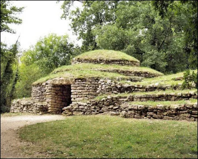 Ces majestueuses architectures funéraires vielles de 8000 ans sont une référence européenne en la matière. Ce site vous plonge dans le quotidien de nos lointains aieux...