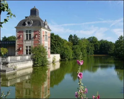 Traversée par la Sèvre Niortaise, cette charmante cité à l'est du département possède une orangerie édifiée par le maître maçon de Richelieu...