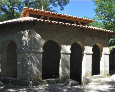 Ils sont nombreux dans le département, celui-ci est situé dans la capitale du Mellois et à la particularité d'être complètement fermé. Ce sont...