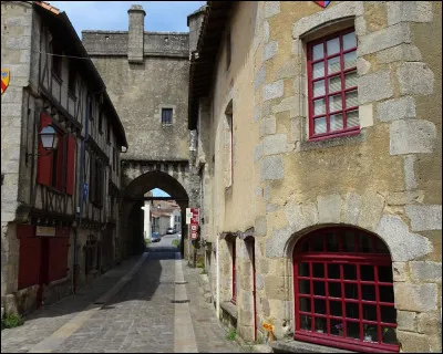 Dominant la vallée du Thouet, cette ville médiévale est un concentré de l'architecture du Moyen-Age, comme cette rue de la Vau Saint-Jacques...