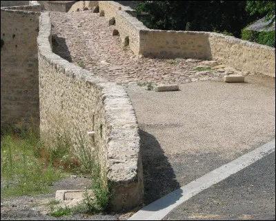 En Vélo, vous pouvez traverser tout le département et franchir le Thouet sur ce pont roman construit par les moines à St Généroux. Cet itinéraire allant de Caen à La Rochelle est nommé...