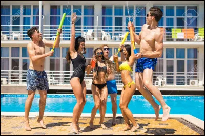 Complétez la phrase avec le verbe à l'imparfait de l'indicatif : "Les plus jeunes _____ dans la piscine" ?