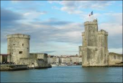 On commence notre voyage en bordure de l'océan Atlantique, dans la préfecture de la Charente-Maritime, avec cette vue sur les tours du Vieux-Port de...
