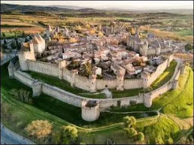 On change de r&eacute;gion pour s'imaginer vivre au Moyen &Acirc;ge avec cette cit&eacute; fortifi&eacute;e de l'Aude.Avez-vous identifi&eacute; ce lieu restaur&eacute; par Viollet-le-Duc au XIXe si&egrave;cle ?