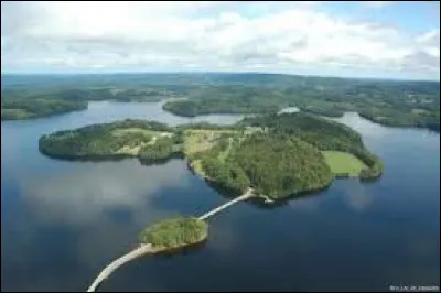 Au nord-ouest du plateau de Millevaches, se situe un des plus grands lacs artificiels de France. J'y ai pass&eacute; des vacances en famille quand j'avais trois ans...Dans quelle ancienne r&eacute;gion se trouve le lac de Vassivi&egrave;re ?