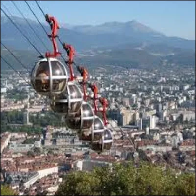 Avec 600 000 visiteurs par an, ce t&eacute;l&eacute;ph&eacute;rique est la premi&egrave;re attraction touristique du d&eacute;partement. Il relie le centre-ville au fort militaire de la Bastille, sur les derniers contreforts du massif de la Chartreuse.Dans quelle ville sommes-nous ?