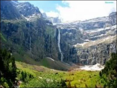 Voil&agrave; encore une belle excursion ! Apr&egrave;s quelques heures de mont&eacute;e dans la caillasse, vous d&eacute;couvrirez cette vue paradisiaque : le cirque de Gavarnie avec sa cascade et la fameuse br&egrave;che de Roland... Quel d&eacute;partement renferme cette merveille de la nature ?