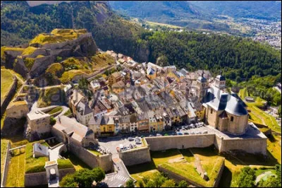 Perch&eacute;e &agrave; 1326 m&egrave;tres d'altitude, Brian&ccedil;on est consid&eacute;r&eacute;e comme la ville la plus haute de France.Dans quel d&eacute;partement pouvez-vous arpenter les rues de cette cit&eacute; fortifi&eacute;e par Vauban ?
