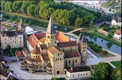 Dans quel département se situe Paray-le-Monial ?