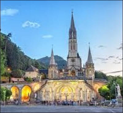Dans quel département se situe la commune de Lourdes ?