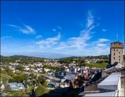 Sans compter les pèlerins et les touristes de passage, combien d'habitants compte la commune de Lourdes ?
