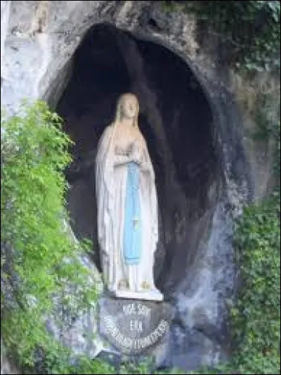 Quel âge avait-elle quand la Vierge Marie lui est apparue pour la première fois ?