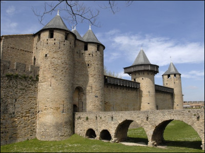 Celui qui est au centre de la région est celui des Trencavel. Quel est ce château ?