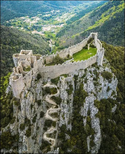 Plus imposant et mieux conservé voici un autre des cinq fils. Perché sur un éperon rocheux, on y accède par un sentier, puis par un escalier en chicanes. C'est...