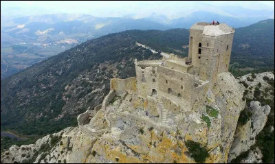 Situé sur la commune de Cucugnan, celui-ci est perché sur un piton rocheux à 728m d'altitude. C'est...
