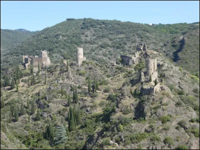 Nous allons maintenant visiter quatre châteaux situés sur la commune de Cabaret. Perchés sur un éperon rocheux les châteaux dominent le village et l'Orbiel. Ce sont...