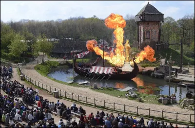 Merlin vole au secours de la France ! Mais il s'est trompé dans la recette des crêpes et aggrave encore les choses... [retrouvez les 2 sites]