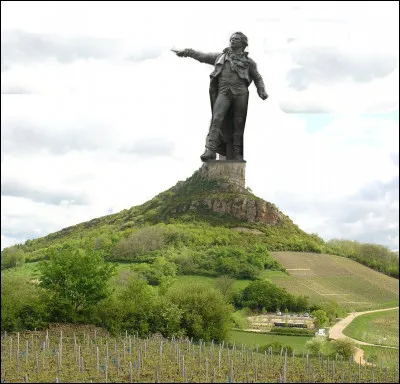 Mais Henry-le-Potier a plus d'un scone dans sa culotte de golf : il remet le couvert aux cris de "Baille Saeïnt Djeowdje" ! Voyez ce qu'il a commis, le boucher...
