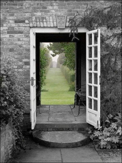 On frappe. Qui est-là ?