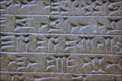 Qu'crivait-on  l'aide d'un clou et de tablettes d'argile ?