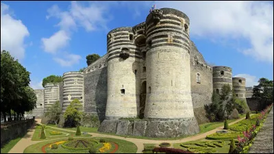 On finit ce petit voyage par le château d'Angers. Quelle tenture y est conservée depuis 1954 ?
Indice : fin du monde.