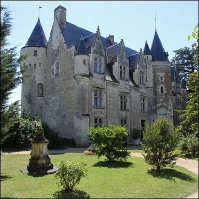 Voici le château de Montrésor situé à une quinzaine de kilomètres de Loches. Quelle est la particularité de la ville de Montrésor (donnée 2015) ?