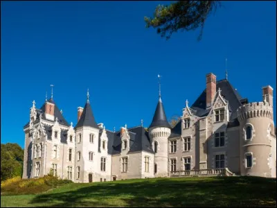 On retourne en Indre-et-Loire avec le château de Candé. Quel mariage dit "mariage du siècle" y est célébré le 3 juin 1937 ?
Indice : abdication.