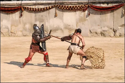 Vous êtes dans le Gard il y a très longtemps, autour de vous les arènes frémissent de mille voix, le tribun vient de montrer le pouce en bas, ça ne sent pas bon pour le rétiaire vaincu, quelques heures plus tard la ville de Nemausus reprend son train-train habituel comme si de rien n'était !