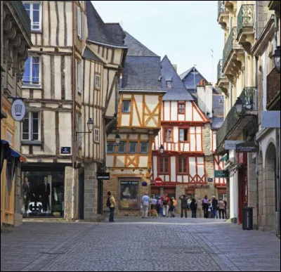 Cette fois-ci, la photo est une commune bretonne. C'est une ville située dans le Morbihan. Savez-vous laquelle c'est ?