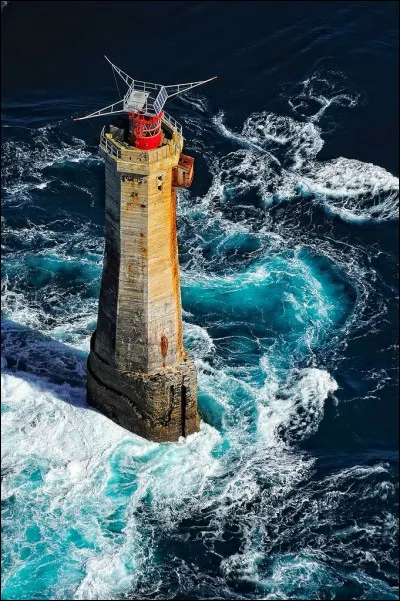 Cette commune insulaire est située dans le Finistère, elle est essentiellement constituée de l'île éponime, entourée de plusieurs îlots, dont le plus gros est l'île de Keller. Quel est le nom de cette commune ?