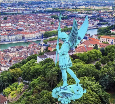 Ancienne capitale des Gaules du temps de l'Empire romain, cette commune est le siège d'un archevêché dont le titulaire porte le titre de primat des Gaules. Reconnaissez-vous cette ville en photo ?