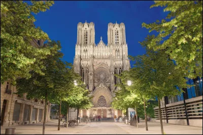 Elle est la capitale officieuse de la région productrice de champagne. De plus, pendant plus de 1 000 ans, les rois français y étaient couronnés. Dans quelle commune pouvons-nous voir cette cathédrale ?