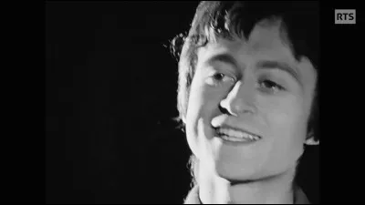 Pour finir, une joyeuse note avec un musicien. Celui-ci est un tout petit traître qui a "laissé tomber" notre pays : combien aurait-on préféré que d'autres, qui le chante si mal, en fassent autant !