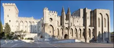 Où se situe le Palais des Papes ?