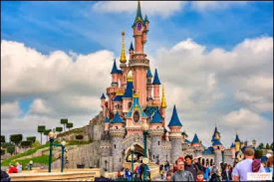 Dans quel département se trouve le célèbre parc Disneyland Paris ?