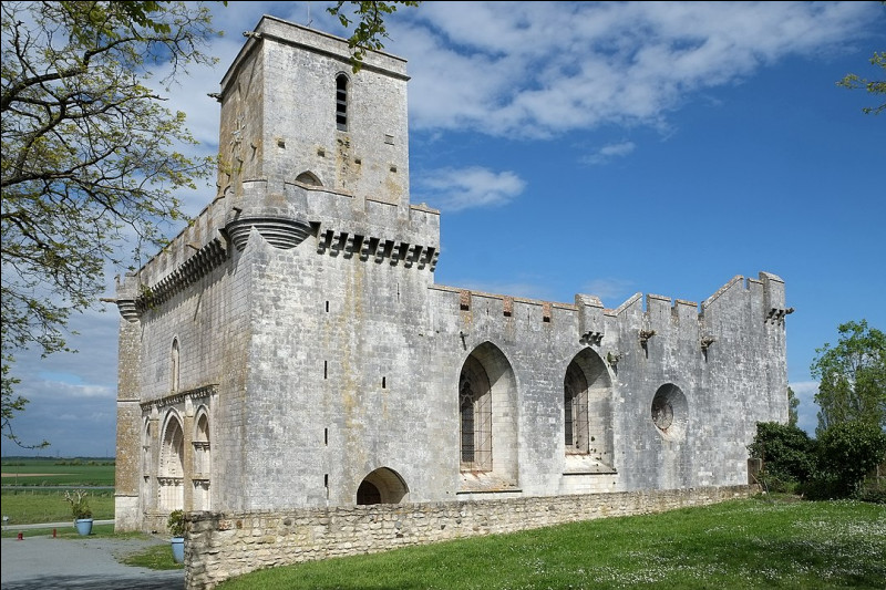 Pour finir le tour complet de ce Prieuré ou Église Saint Martin, le clocher est rebâti en 1633. Sa charpente en est faite de ...