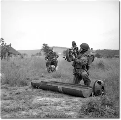 Quel moyen de locomotion a pu être parfois parachuté avec les soldats américains durant la Seconde Guerre mondiale pour les aider à entrer dans les camps ennemis ?